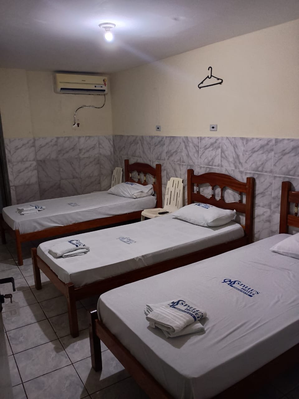 Quarto triplo ideal para famílias